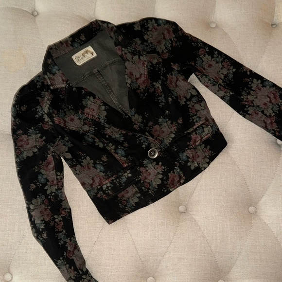 Free People Jackets & Blazers - FREE PEOPLE black floral blazer. Like new condition. Size 2.